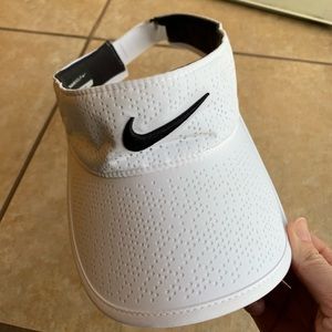 ✔️Nike White Visor